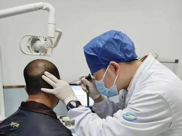 习惯|浙江一男子耳朵里长满“苔藓”!他这个习惯很多人都有…