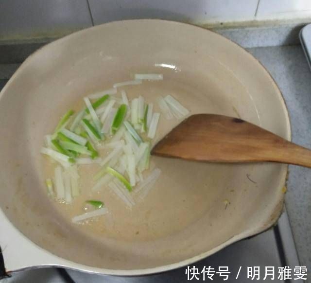香味|香芹炒鸡蛋,入口充满了香味,很嫩,大人小孩都喜欢