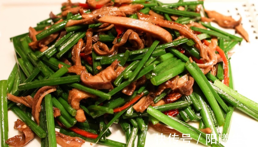 炒制|韭菜苔炒小鱼干,美味可口,营养健康