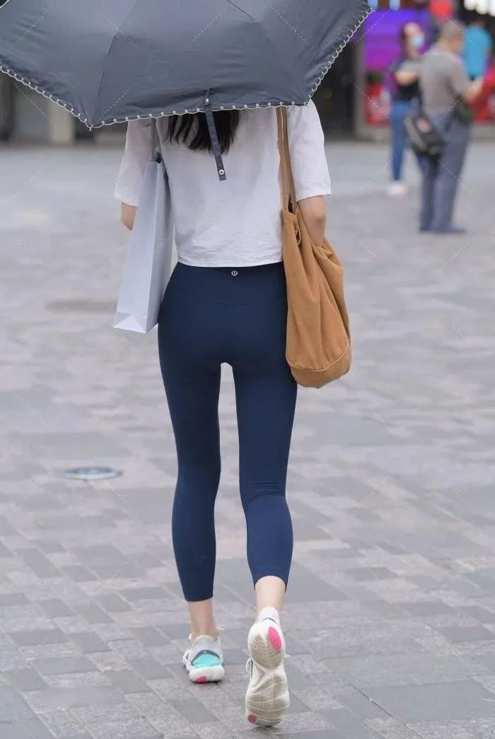 衬衣 衬衫搭配瑜伽裤,也是一种很独特的方法,让你拥有超高回头率