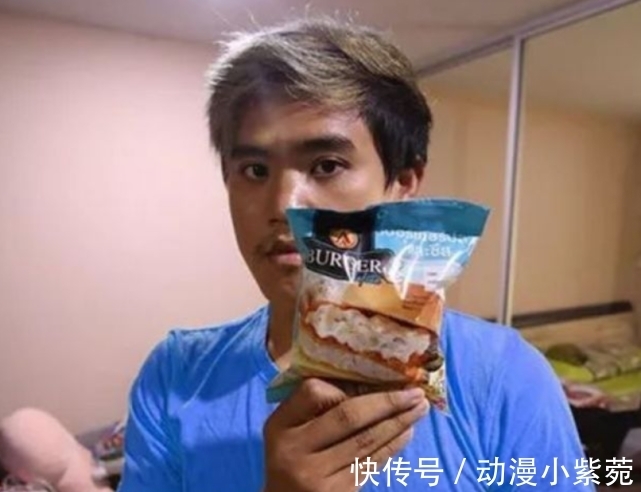 cospl泰国小哥再现神级COS，本以为要吃面包，没想到却在COS镭射眼！