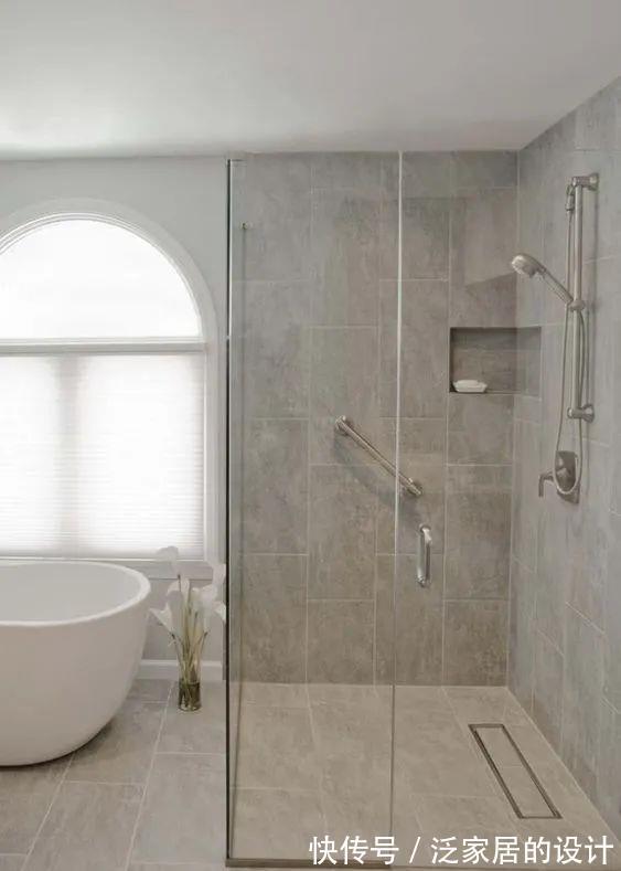 安装|很好奇:卫生间装长条地漏,为什么师傅要装在淋浴房门边?