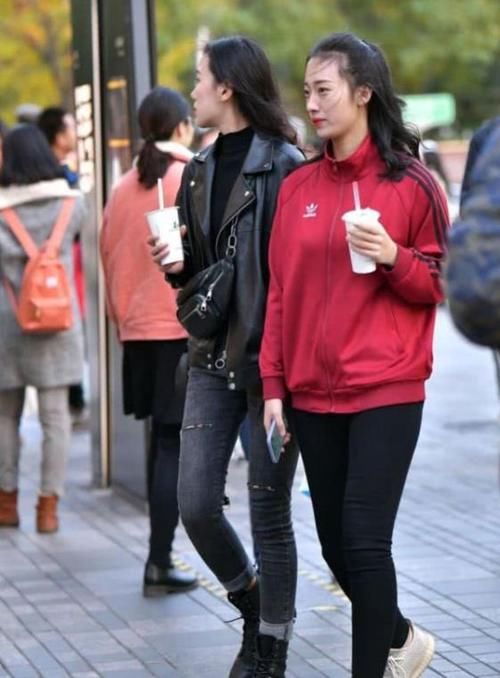 内衬|小姐姐穿粉色风衣，再搭配一件白色内衬，冷艳高贵显气质