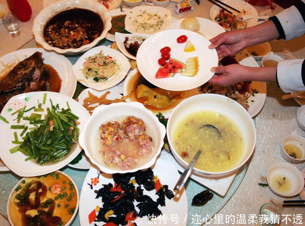 7岁男童积食不长个,提醒各位家长3类“毒晚餐”别再喂孩子