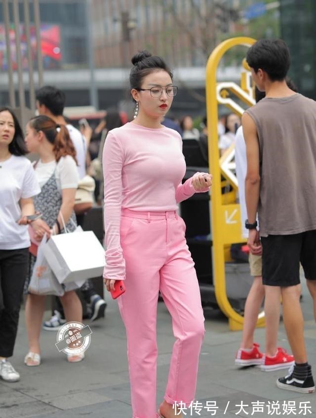 腰带 高挑多姿的打底裤美女,大方得体的搭配风格也耐看,令人难忘!