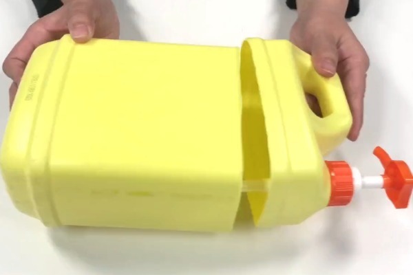 谁还买熨斗啊洗洁精瓶切两刀,衣服1秒变平整,真是太聪明了