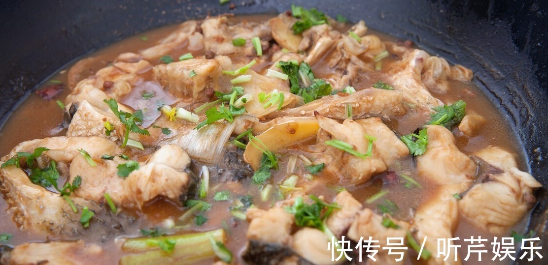 炖鱼去腥，放白酒还是料酒都不对，教您正确的做法，鲜嫩没腥味