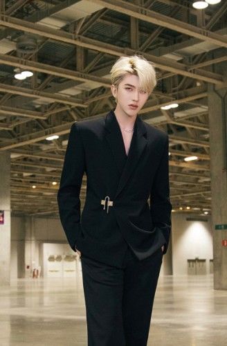 蔡徐坤拒绝捆绑cp？业内曝Lisa《情人》舞台内幕，直言目的明显