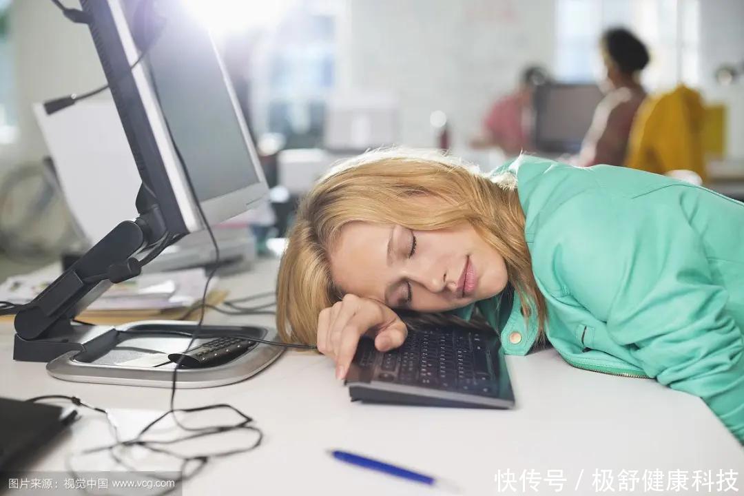 如果有人让你累了就在桌上趴一会,可以回身给他一个大嘴巴