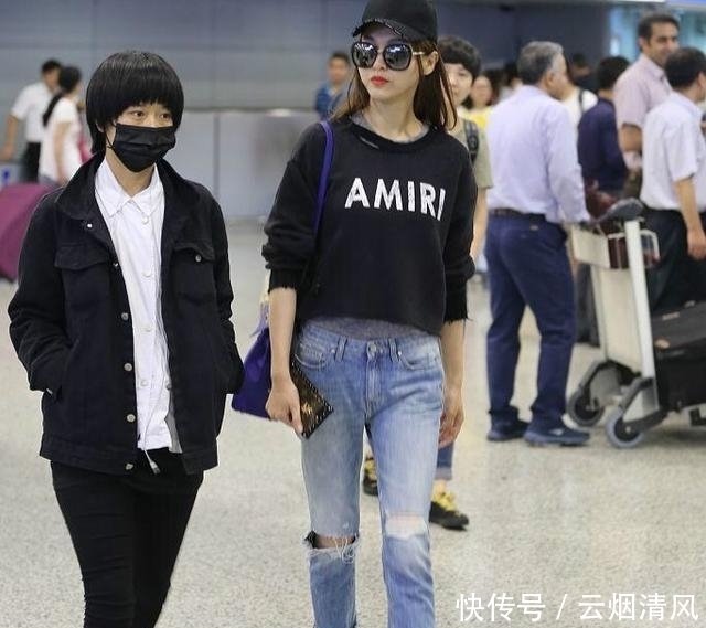 卫衣配牛仔裤才好看,上宽下窄无敌显瘦