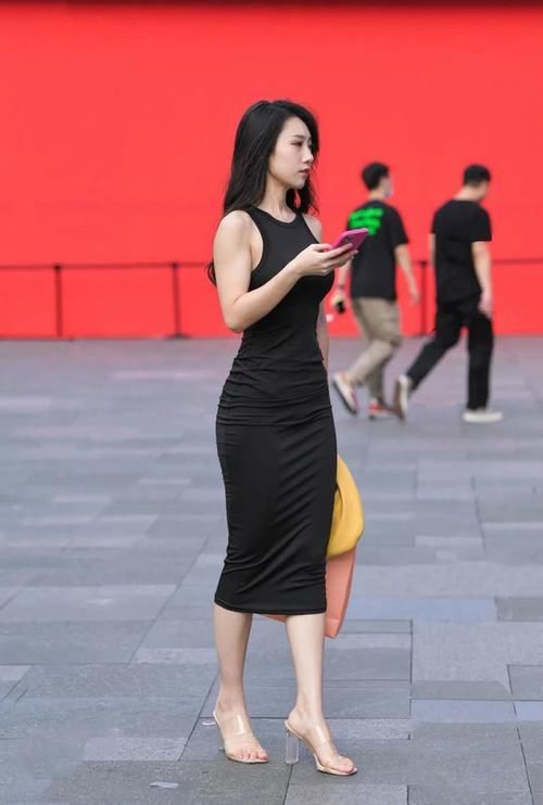 背心 小黑裙依然是穿搭的首选，清凉的背心款，穿着时尚又显气质