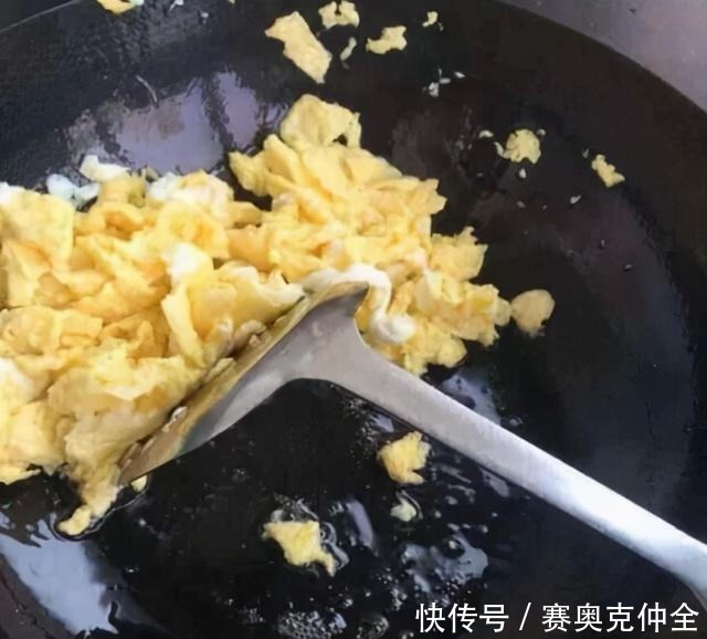 西红柿炒鸡蛋,千万不要放错顺序,不然鸡蛋吃着不香,西红柿不鲜