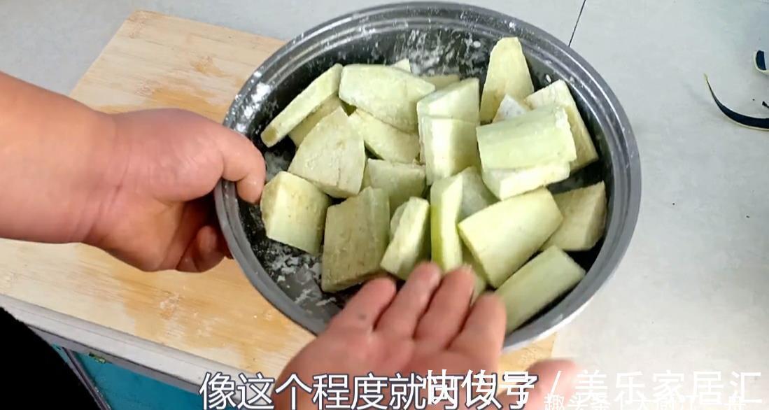 茄子|茄子别再红烧和凉拌，教你再到油焖素带鱼，端上桌家人抢着吃