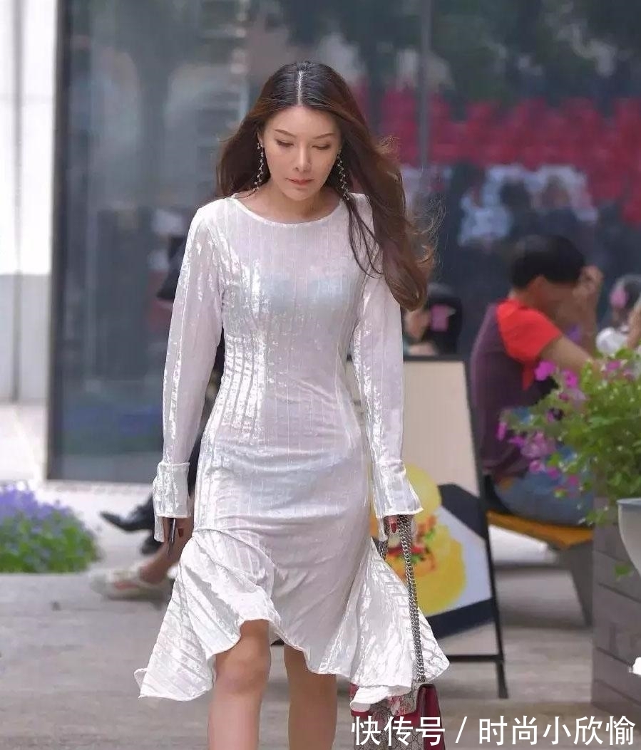 贵妇 贵妇出门一身白色连衣裙搭配,宽松大方的穿搭,知性优雅显高贵气质