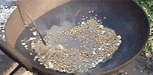 |搞笑GIF:大哥看你再有钱,也改不掉以前落下的职业病啊