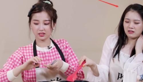  习生|青你2虞书欣手拿生鱼放入煎锅，谁注意到周梓倩的反应太真实了