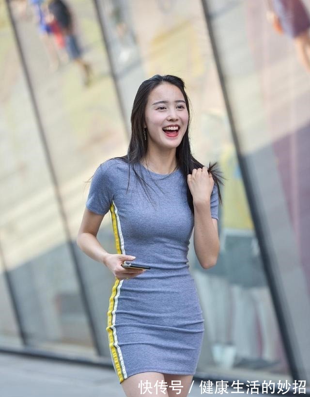 裙子 “背心和瑜伽裤”的穿法,很适合微胖女生,她们穿起来会更加性感!