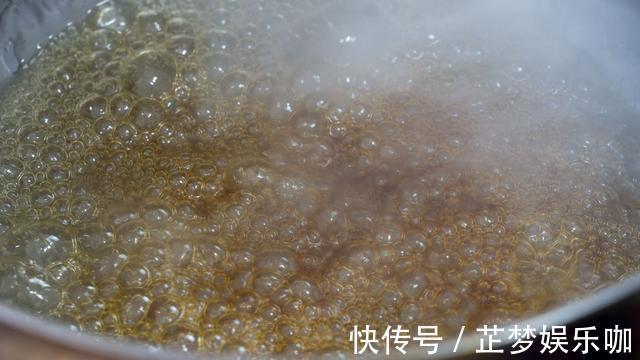 蓉儿|晚餐3斤猪肘子，一锅饭，一家四口吃的满嘴流油，网友：看着都馋