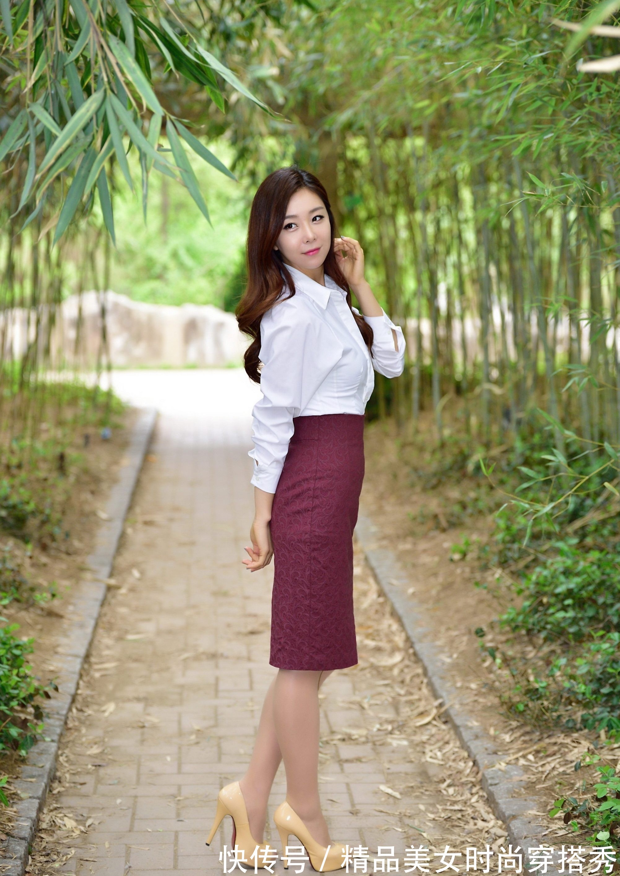 百搭 白色衬衫搭配高腰的枣红色半身裙，时尚吸睛，走起路来优雅从容