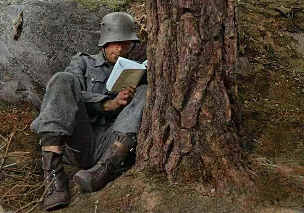 看着|历史上过目难忘瞬间：藏进苏联坦克里的德军，孤独的看着战俘玩扑克牌的美军