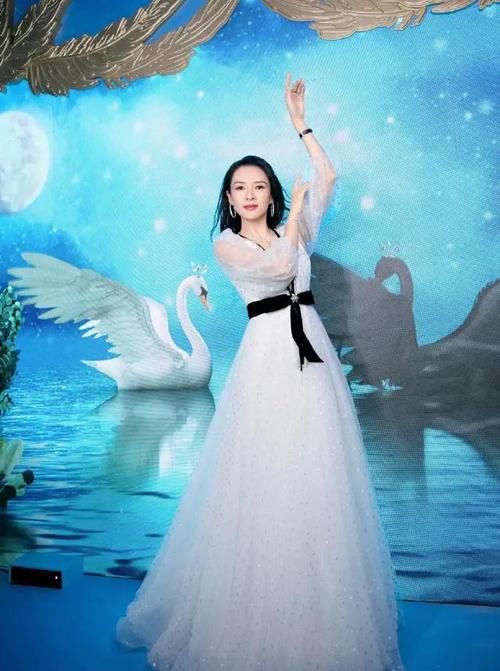 呈现出|章子怡生二胎后真的老了,无滤镜法令纹太真实,但气质依旧出众