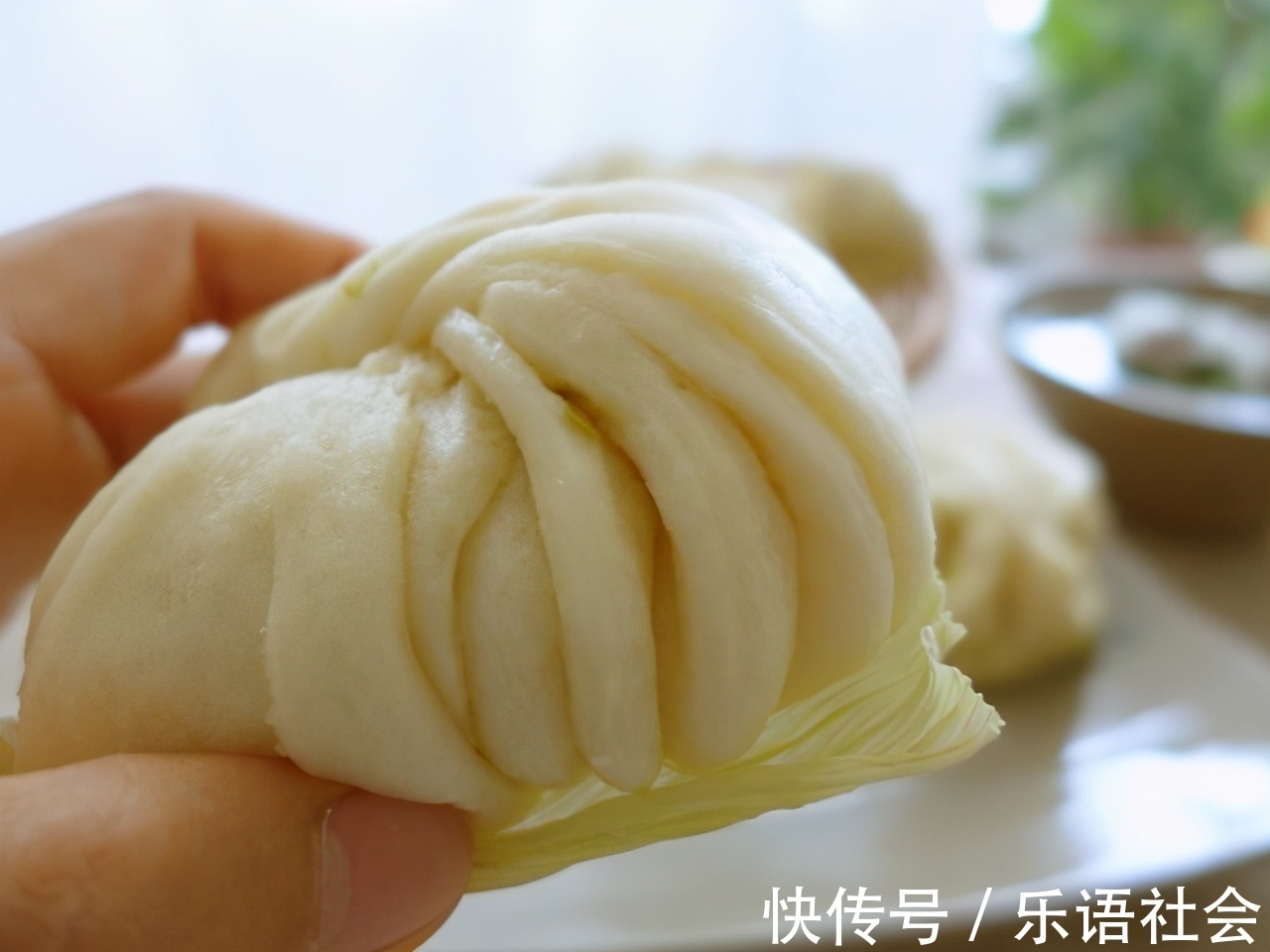 面团|面粉别蒸馒头了,手把手教你做葱香花卷,一压一卷层次多