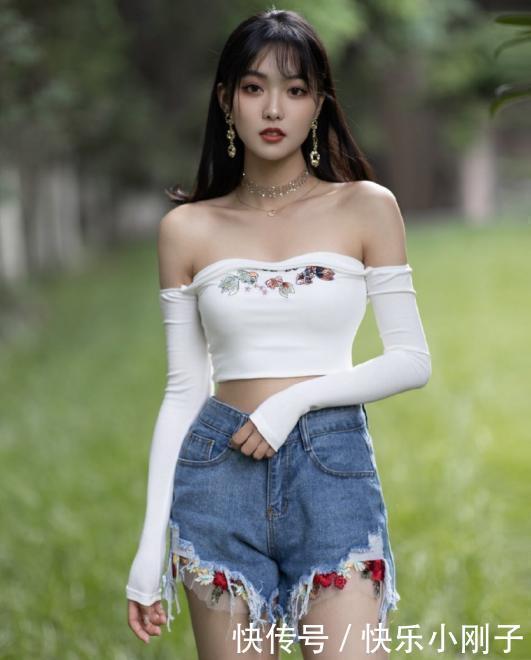 秀丽长发加上精致的外貌，展现出优雅的侧身时，让人得知其中奥妙