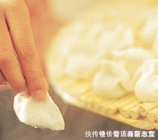 食用盐|煮饺子，最忌开水下锅，大厨多加这一步，饺子鲜嫩多汁不破皮
