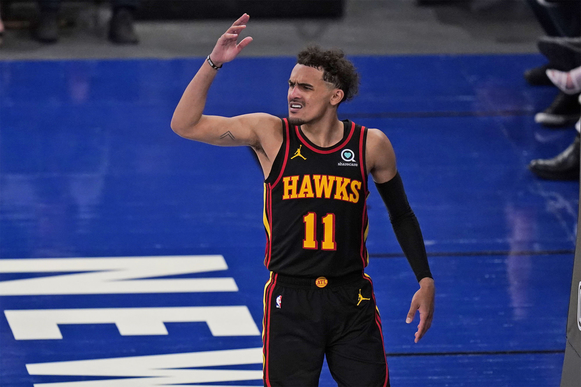 nb特雷-杨：小时候收到的第一双NBA球员的球鞋是詹宁斯的