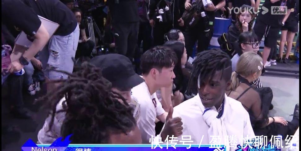 法国|王一博现场拆道具,成功打入法国舞者圈,行走的“团宠”