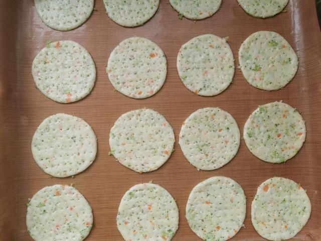 配方|免打发!无糖蔬菜苏打饼干,低脂低热量,配方详细步骤简单