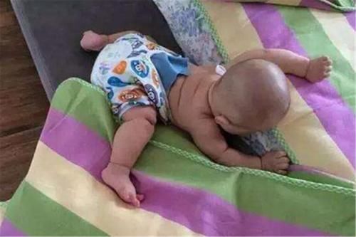 宝宝晚上睡觉喜欢“满床滚”，不是在和你玩，5个苦衷很难发现