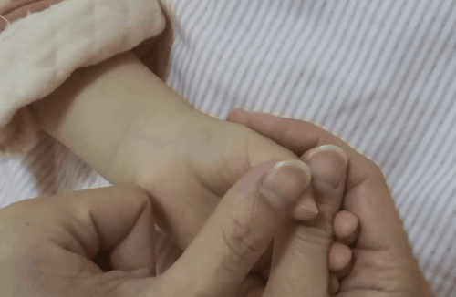 家长|怎样判断孩子是不是积食了?教你2招轻松搞定,孩子吃饭香身体壮