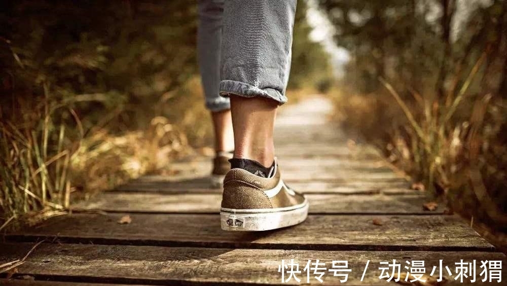 脚心|走路姿势说明寿命长短，越这么走越加速衰老，无论男女都要注意