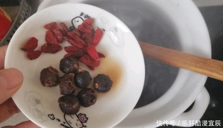 红豆杂粮粥|女生经常熬夜别忘多喝这粥,这几样补血的食材熬一锅,滋补又养发