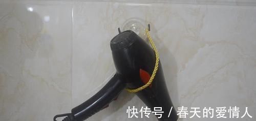 塑料瓶上穿一根绳子，放在卫生间一年省下不少钱，早点知道就好了