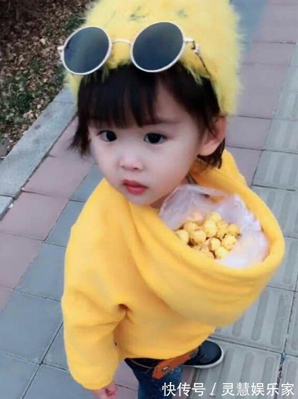 妈妈|爸爸把女儿衣服穿反了,妈妈气不打一处,当女儿转身后,妈妈笑喷