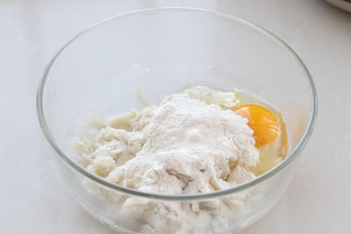 山药加紫薯做成松软小饼，营养翻倍有益身体健康，比包子馒头简单