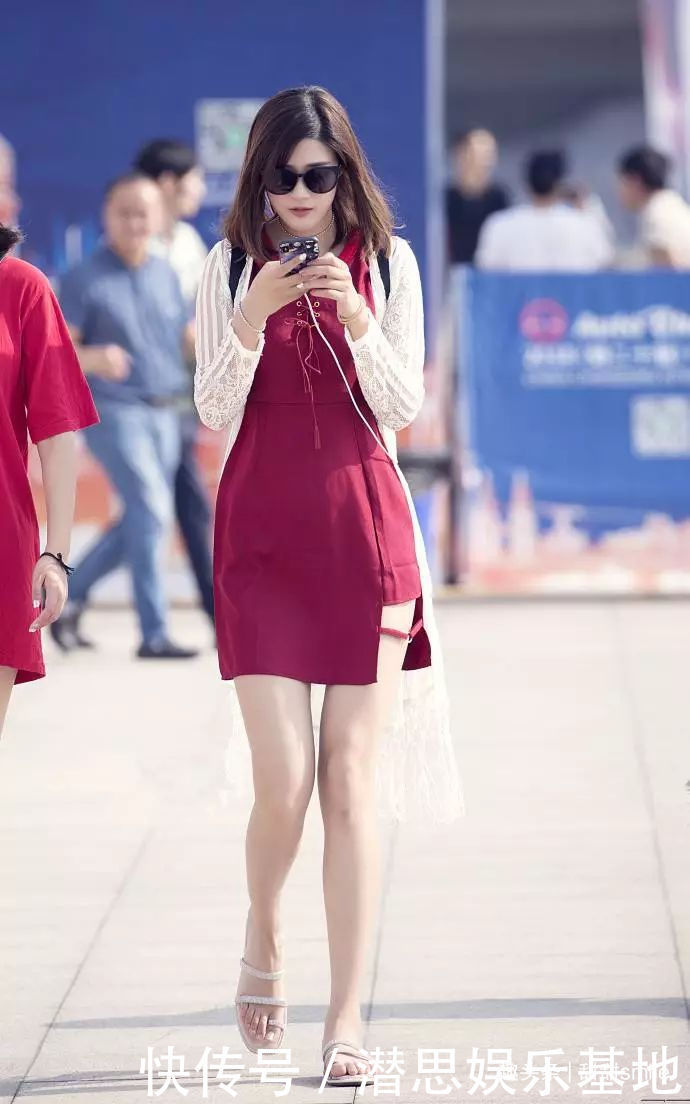 美女脚上穿上一双一字带的白色高跟鞋,看上去不仅气质,而且修长