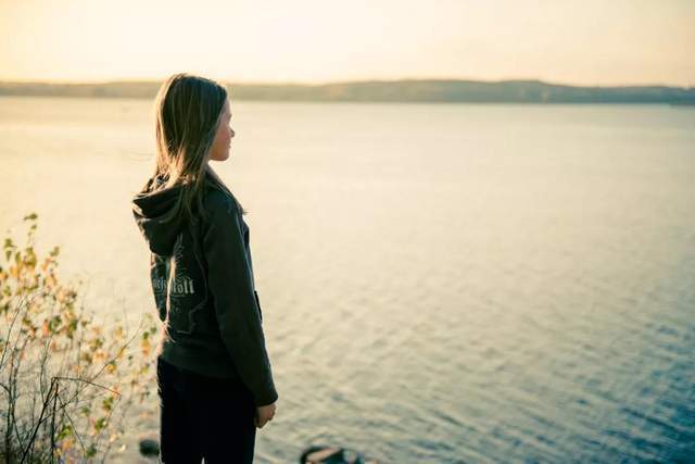 婆婆|儿媳出差去婆家接孩子，全家围桌一起吃饭，唯独儿子一人在旁边！