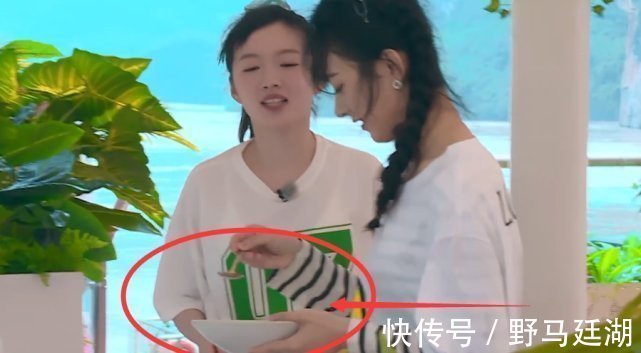 趙麗穎自己學(xué)習(xí)做冰沙,誰注意她手里用的碗這顧客還怎么敢來