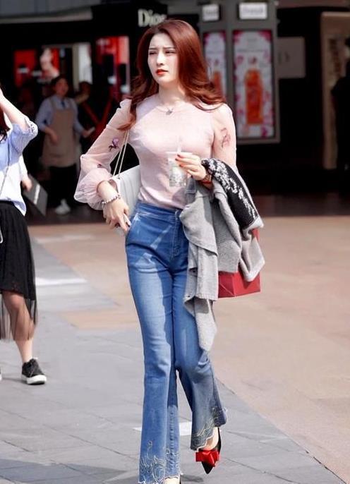 街拍:气质高雅的小姐姐,粉色上衣配牛仔裤,时尚魅力十足