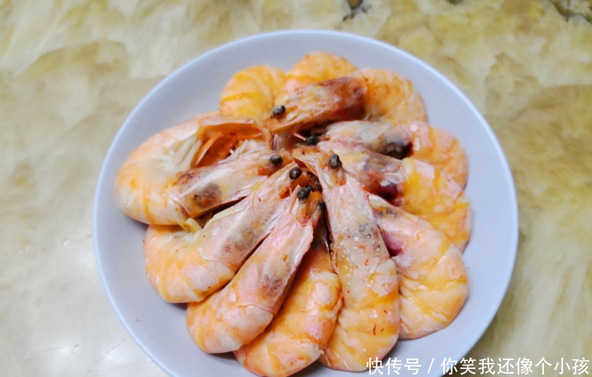 东北普通人家的年夜饭,摆盘虽不精致,味道一流,鱼肉海鲜全都有