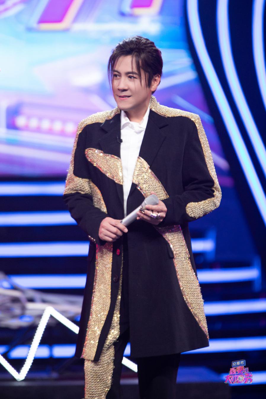 蔡国庆反差挑战模仿易烊千玺 《百变大咖秀》三网收视稳居第一