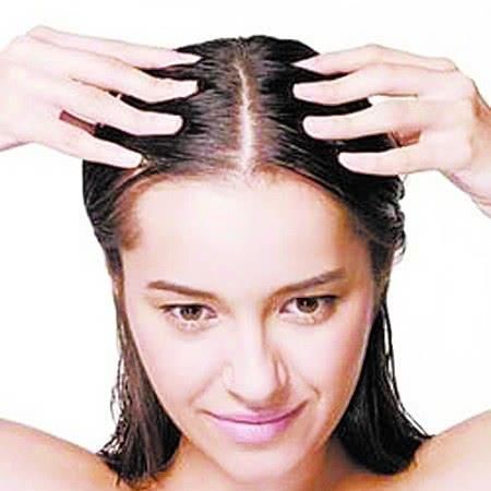 头发上“白泥”增多,或是“它”在作祟,做好4件事,慢慢减少