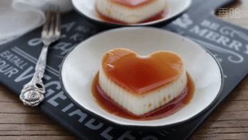 奶油焦糖布丁，1袋牛奶和少许糖，锅里简单一煮就成功