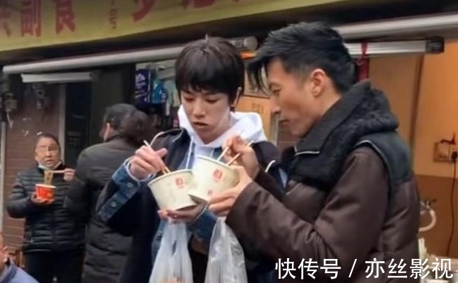 謝霆鋒與華晨宇通過(guò)《百姓的味道》一見(jiàn)如故，有空就約飯，買(mǎi)單的時(shí)候他暴露了本性！