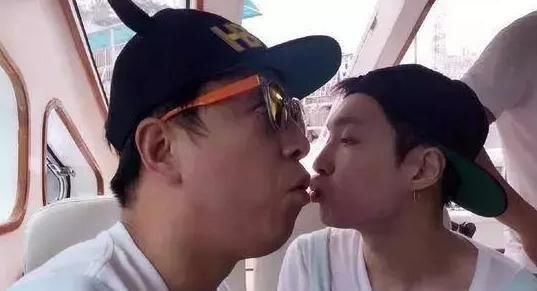 头上|谢可寅亲到蔡徐坤鹿晗头上“冒烟”,这些错位图太真实