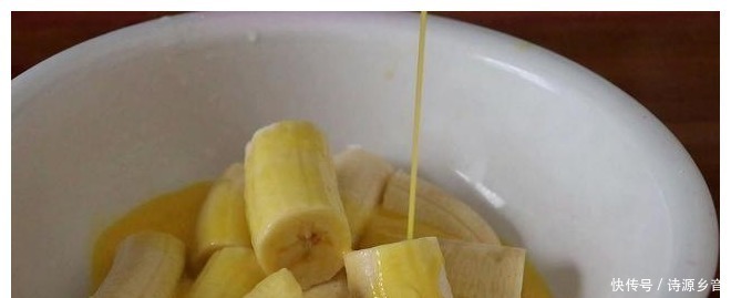 香蕉不要直接吃了，淋入2个鸡蛋，过年待客有面子，真香！