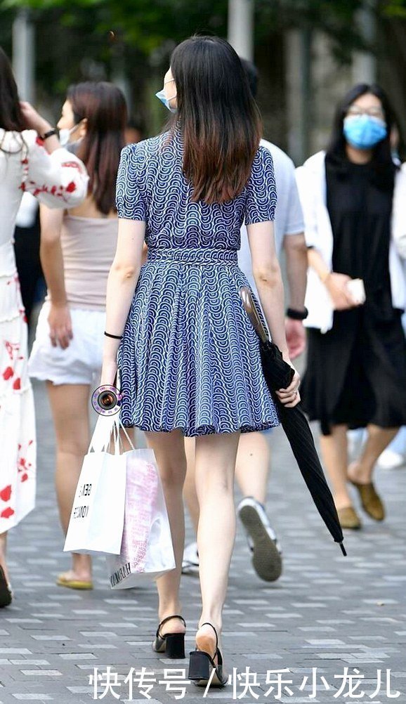 宝蓝色的修身连衣裙,清新又特别,可萌可御!